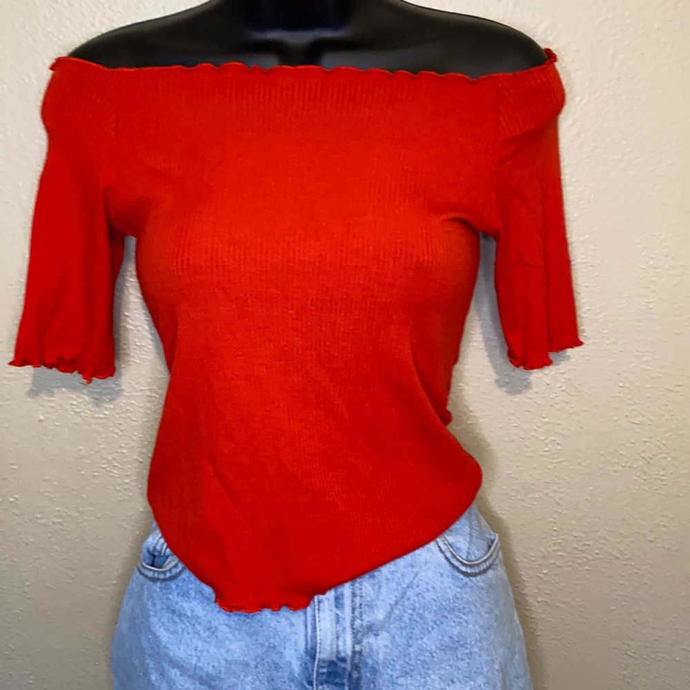 Red ruffle crop